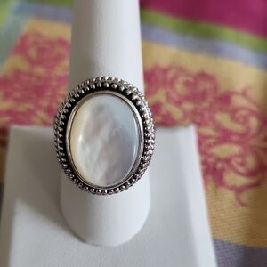 OVAL MOONSTONE WHITE FASHION JEWELRY RING SILVERTONE SZ APPROX 3/4 IN BY 1 IN